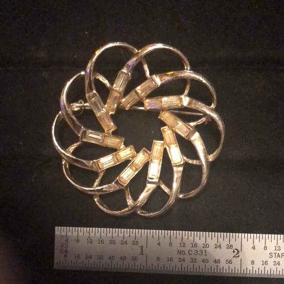 NWOT Beautiful Gold Tone Rhinestone Brooch - Picture 4 of 5
